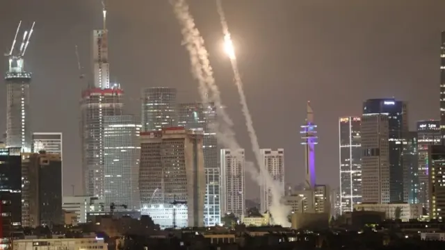 Μέση Ανατολή: Γιατί ο Τραμπ έστειλε τώρα τα αμερικανικά βομβαρδιστικά στο Ιράν - Βαριά σκιά πάνω από την παγκόσμια οικονομία το ενδεχόμενο κλεισίματος των Στενών του Ορμούζ
